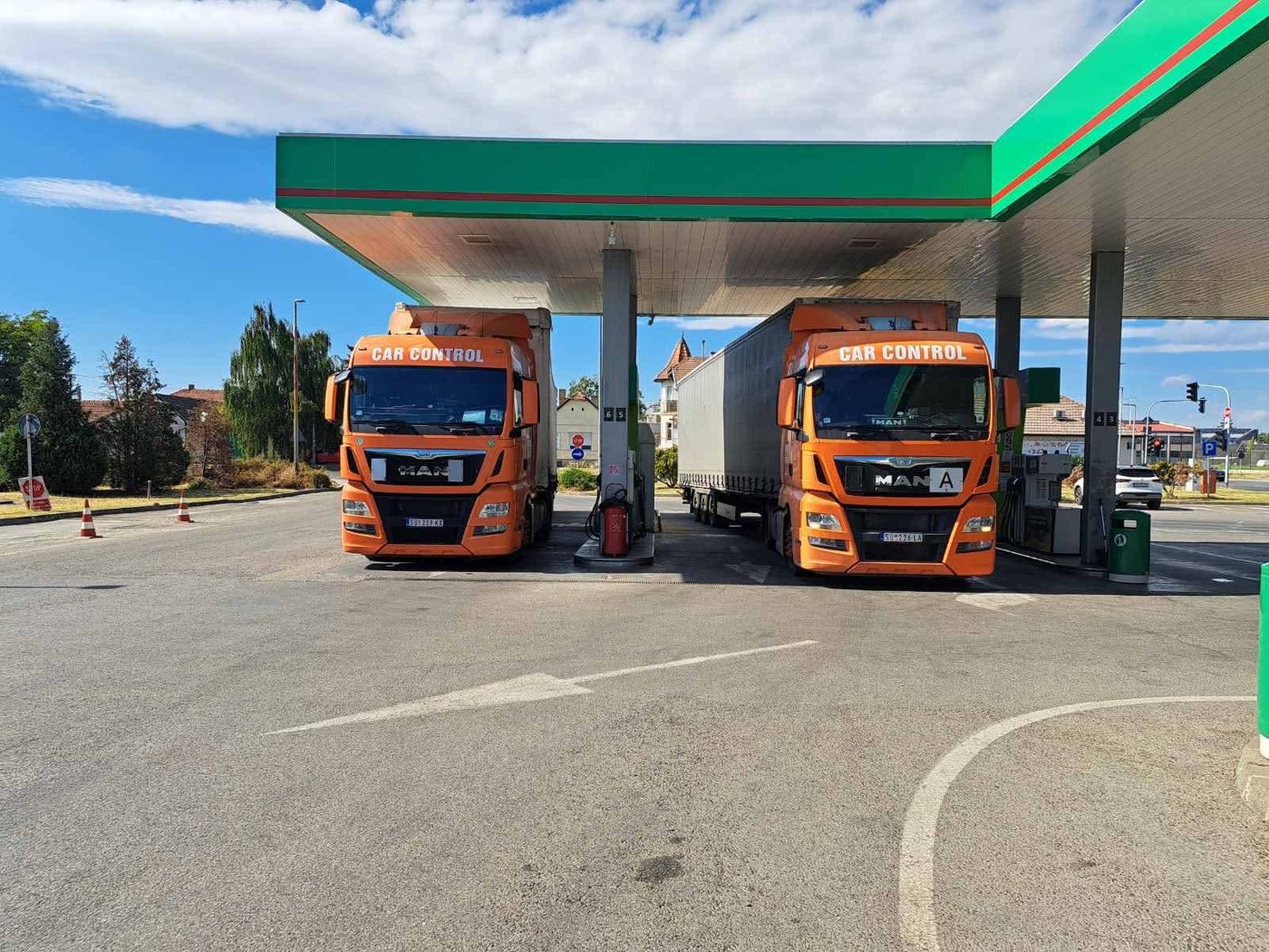 Dva Car Control kamiona na benzinskoj pumpi